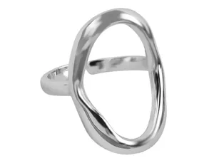 Nahaufnahme eines minimalistischen, unregelmäßigen, silbernen Rings in Hohlform