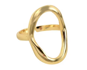 Detaillierte Ansicht eines goldenen unregelmäßigen geometrischen offenen Rings