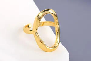 Nahaufnahme Detailansicht eines unregelmäßigen goldenen offenen Rings mit Hohldesign