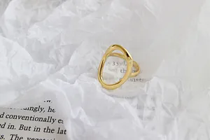 Detailansicht eines minimalistischen unregelmäßigen goldfarbenen hohlen Rings für Damen