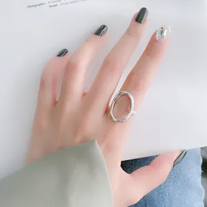 Detailansicht eines minimalistischen, unregelmäßigen, hohlen, geometrischen Silberrings