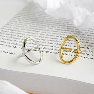 Elegante minimalistische unregelmäßige geometrische offene Ringe in Gold und Silber
