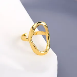 Minimalistischer unregelmäßiger hohler geometrischer offener Ring in Gold für Damen