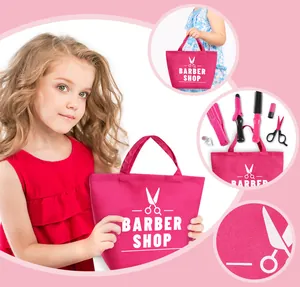 Detaillierte Makroansicht des rosa Friseursalon-Spielzeugsets für Kinder mit Zubehör