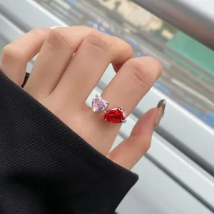 Détail d'une bague en argent S925 ornée de pierres rose et rouge taille fleur de glace
