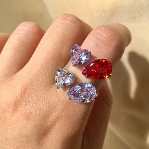 Detalle del anillo de plata S925 con piedras en forma de corazón y pera, corte hielo