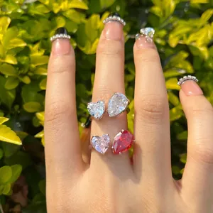Primer plano detallado de anillos de plata 925 con circonitas en forma de corazón y pera.