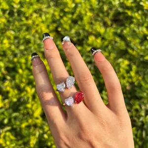 Detalle de anillos de plata 925 con diamantes simulados en forma de corazón y pera.