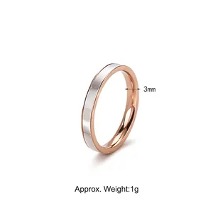 Detailweergave van 3 mm roségouden titaniumstalen ring met witte schelpinleg