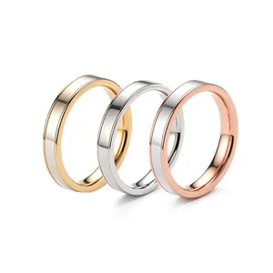 Gedetailleerde weergave van drie minimalistische roestvrijstalen ringen met schelp.