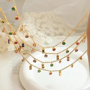 Vista detallada de pulsera de acero dorado con dijes de cristal de colores brillantes