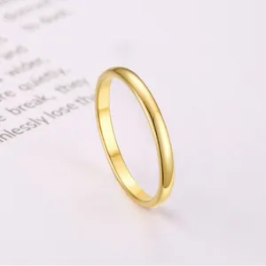 Bague anneau minimaliste en acier inoxydable doré au design épuré