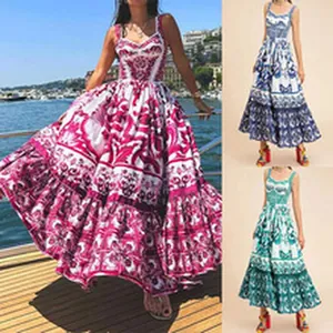 Nahaufnahme des bedruckten Maxi-Kleids mit gestuften Plissee-Details