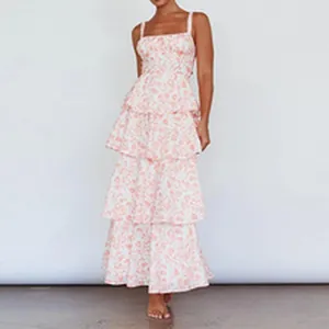Detailansicht eines weißen ärmellosen Maxikleides mit rosa floralen Stufen Design.