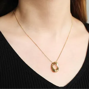 Minimalistische 18K vergoldete Edelstahlkette mit elegantem verdrehtem ovalem Anhänger
