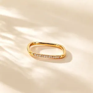 Détail macro d'une bague carrée plaquée or 18 carats ornée de cristaux pavés sertis.