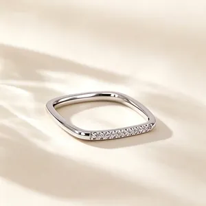 Vue rapprochée d'une bague carrée minimaliste en acier titane avec micro-pavage