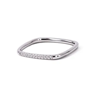 Gros plan d'une bague carrée en acier titane avec de fins détails en cristaux pavés.