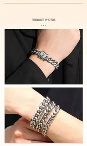 Detailopname van een zilveren roestvrijstalen Cubaanse schakelarmband met drakenkop