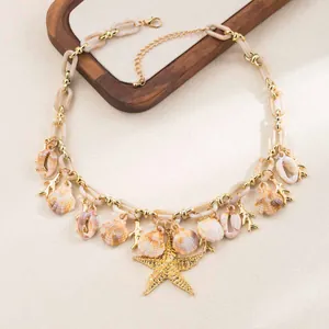 Dettaglio di una collana di perline per le vacanze con stelle marine e ciondoli a conchiglia