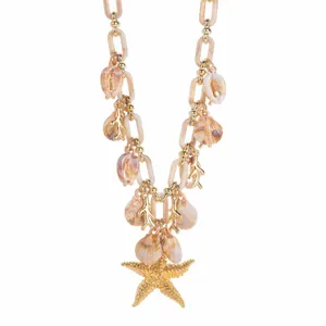 Collana a catena in resina con ciondoli a stella marina dorata e conchiglie marine