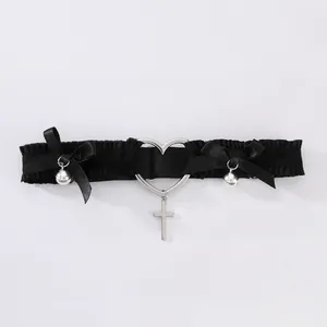 Detailansicht eines schwarzen elastischen Strumpfbandes mit Herzring und Kreuzanhänger