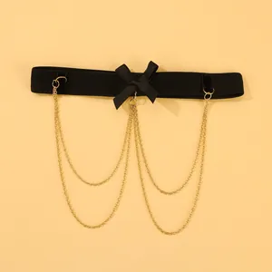 Nahaufnahme einer schwarzen elastischen Beinkette mit eleganten goldfarbenen Quasten.