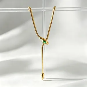 Collier serpent doré avec œil vert et design élégant de chaîne en maille serpent
