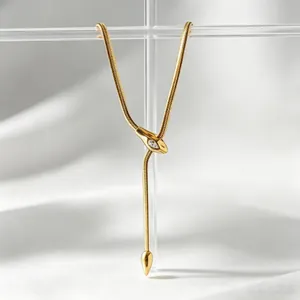 Vue détaillée d'un collier tête de serpent doré avec une chaîne serpent élégante