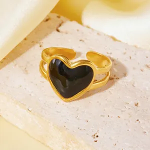 Dettaglio ravvicinato di un anello aperto in acciaio PVD oro con cuore nero