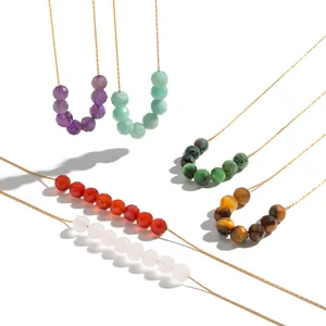 Colliers en pierres naturelles multicolores avec perles facettées et chaînes dorées