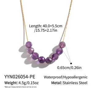 Vue détaillée d'un collier en acier inoxydable étanche avec perles de pierre violettes