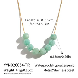 Détail du collier en acier inoxydable étanche avec des pierres naturelles vertes