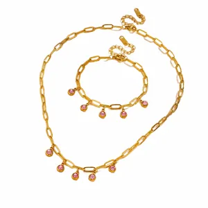 Vergoldetes Edelstahl Schmuckset mit rosa Kristallen, inklusive Halskette und Armband