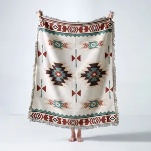 Grande couverture tissée bohème à motifs géométriques et franges pour camping ou déco.