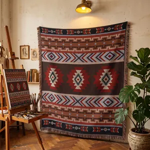 Couverture tissée géométrique bohème utilisée comme tapisserie murale décorative dans un studio