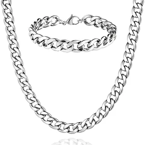 Nahaufnahme einer silbernen Cuban-Gliederkette aus Titanstahl mit passendem Armband.