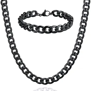 Detailansicht des schwarzen Panzerketten-Halsketten- und Armband-Sets aus Titanstahl.