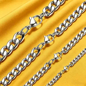 Makroansicht von Titanstahl-Cuban-Link-Ketten in vier Breiten auf gelbem Hintergrund.
