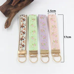 Detailansicht der floralen Stoff-Schlüsselbänder mit 2,5 cm Breite und 17 cm Gesamtlänge