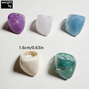 Cinco anillos de acrílico multicolores con 1,6 cm de diámetro interior y 9g