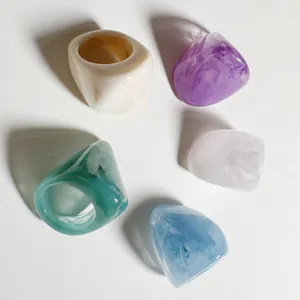 Gran colección de anillos de resina acrílica coloridos con acabado marmolado