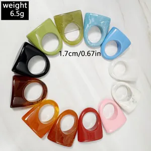 Vista detallada de anillos cuadrados de acrílico de colores, 1,7 cm de diámetro y 6,5 g