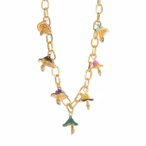 Dettaglio di ciondoli a forma di fungo in smalto colorato su una collana dorata