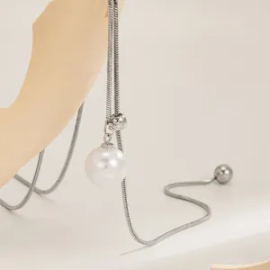 Detailopname van een roestvrijstalen ketting met een elegante witte parelhanger