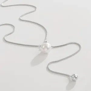 Detail van de roestvrijstalen slangenketting ketting met witte parel schuifregelaar
