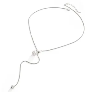 Detail van een zilveren roestvrijstalen lariat ketting met een glanzende witte parel