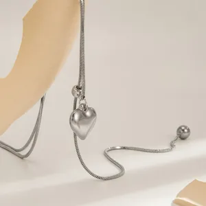 Detail van verstelbare roestvrijstalen slangenketting met een hartvormige hanger