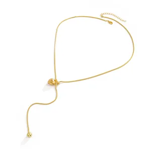 Elegante gouden hartjes ketting met verstelbare ketting op een witte achtergrond.