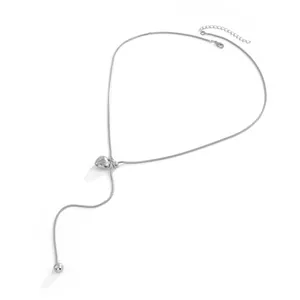 Detail van roestvrijstalen hartjesketting met verstelbare Y-vormige kettingstructuur